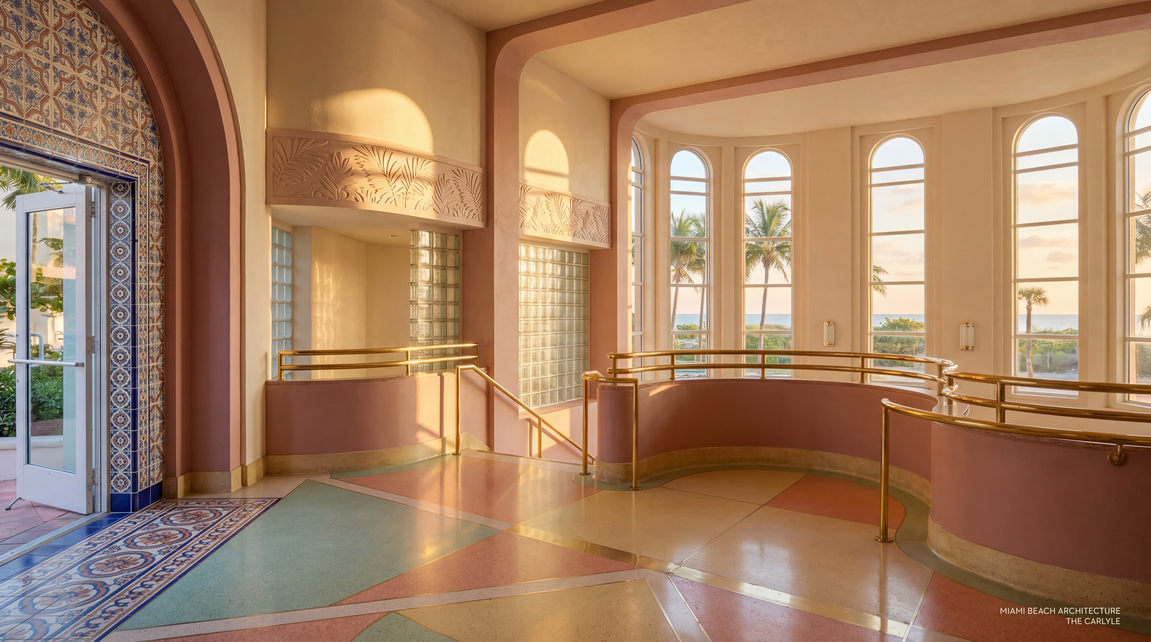 Vestíbulo de hotel Art Deco con piso de terrazo geométrico restaurado en Miami Beach