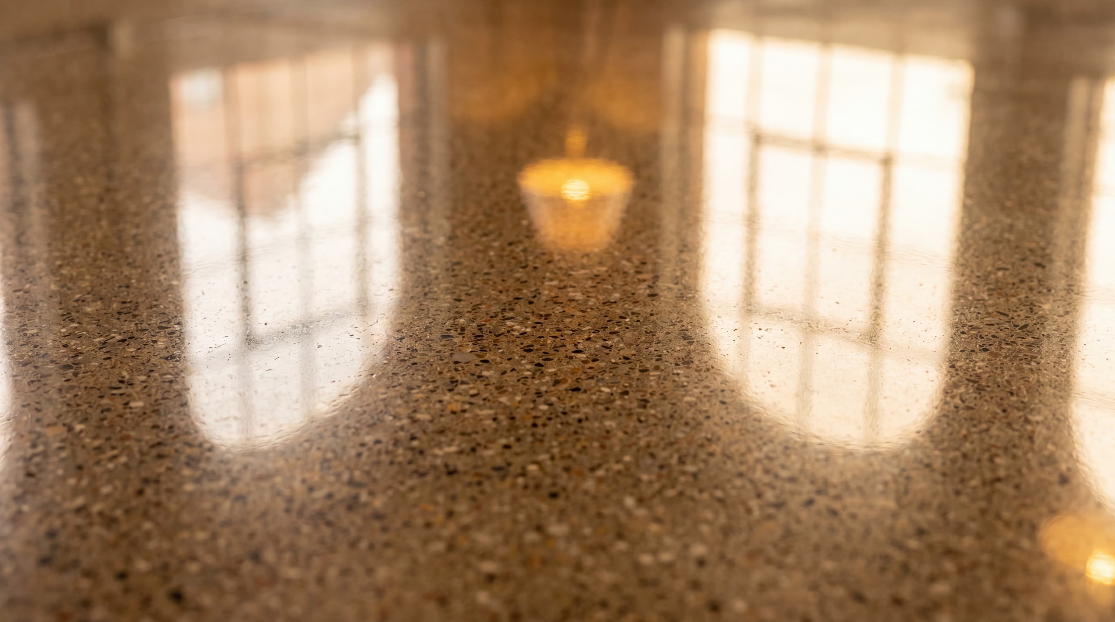 Detalle macro de superficie de concreto pulido espejo en Miami